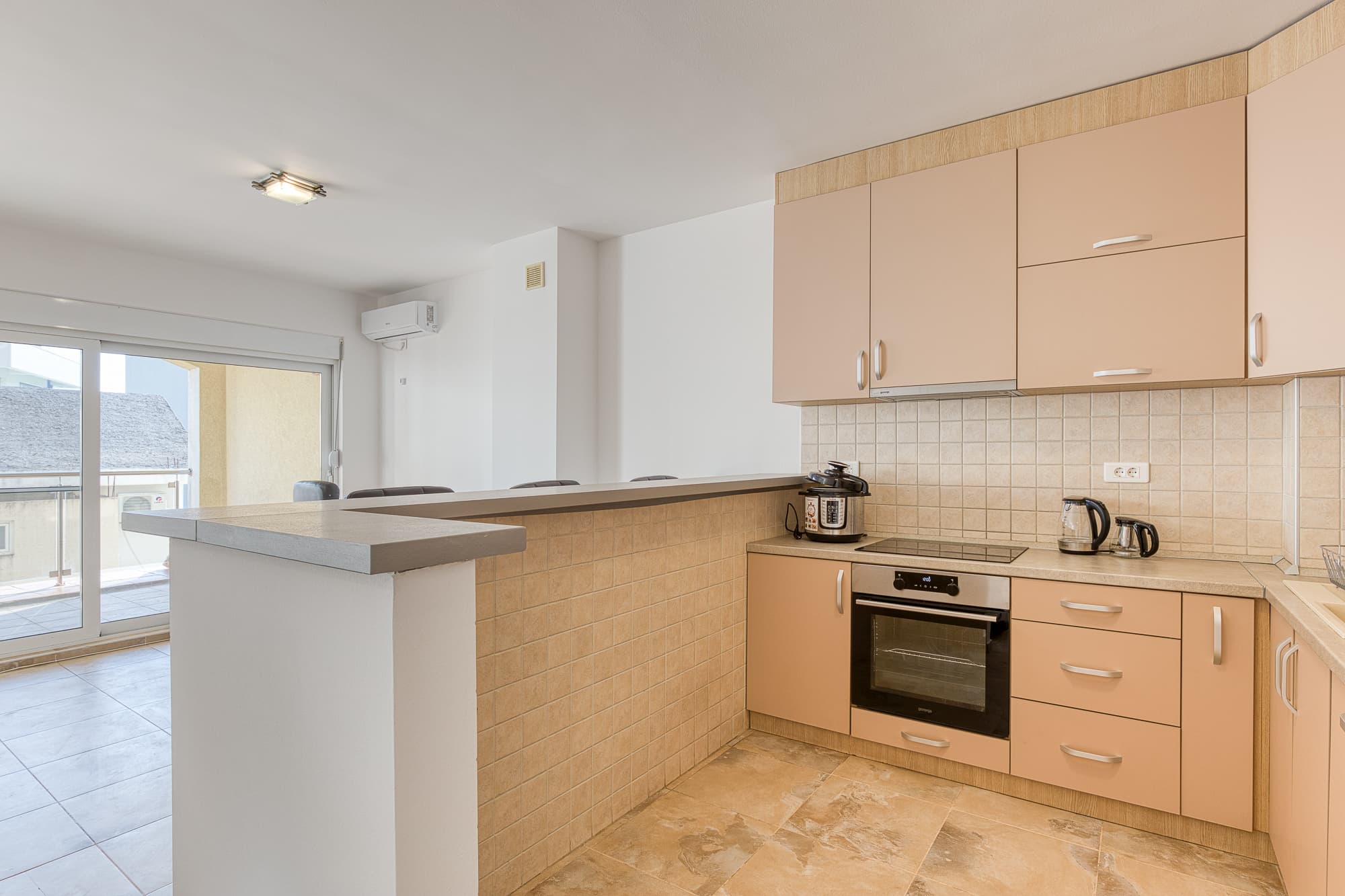 FOR SALE: SPACIOUS, FULLY FURNISHED APARTMENT IN BUDVA WITH GARAGE