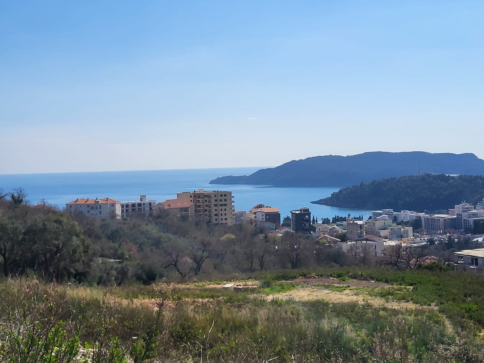 House of 80 square meters with a plot of 905m2 and beautiful panoramic views of the surrounding hills and the sea