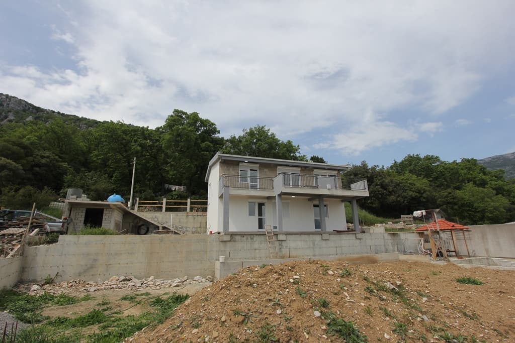 House in Bjelisi on two floors with a spacious yard