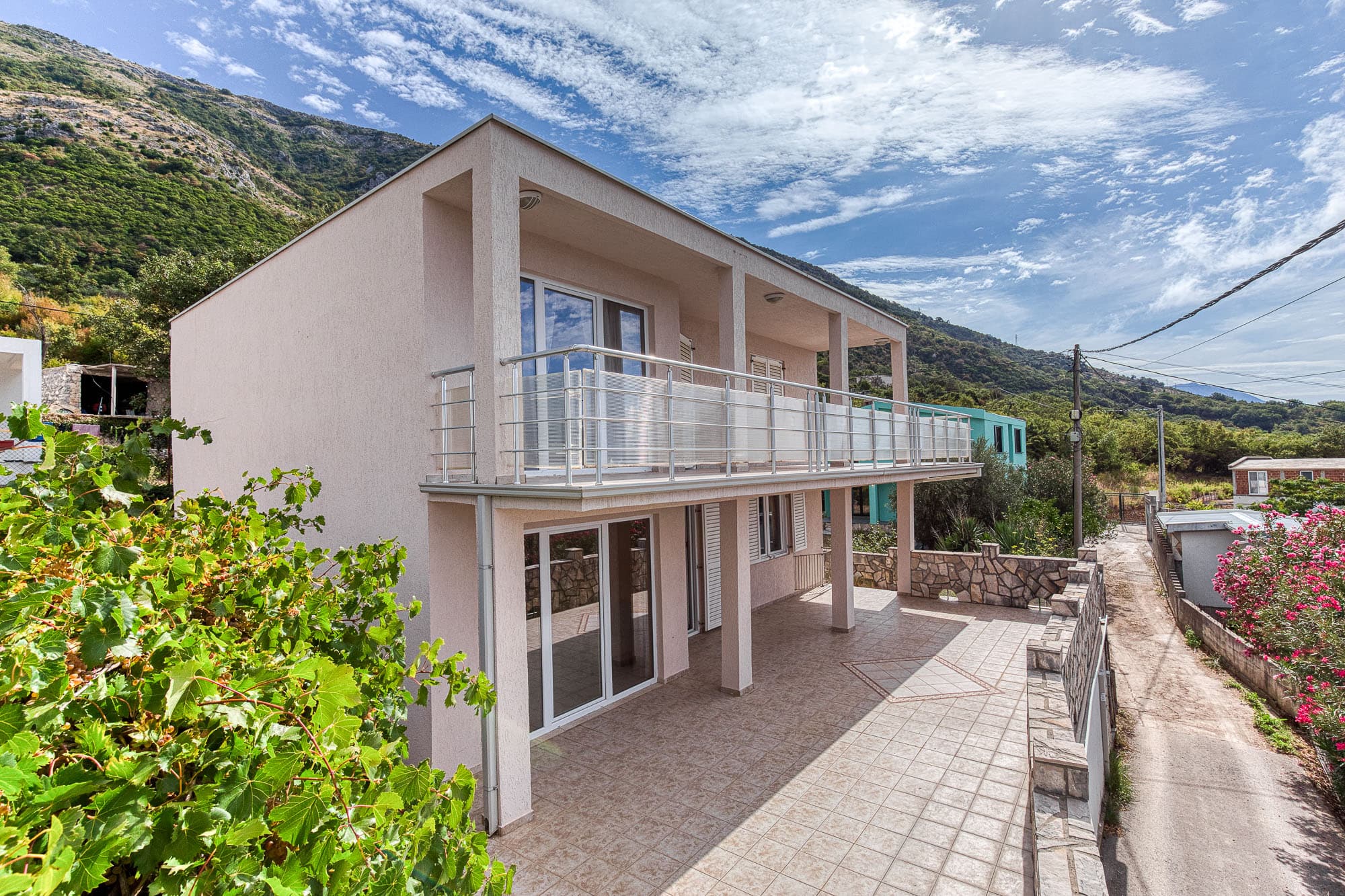 A house in Sutomore with a panoramic sea view 142 m2