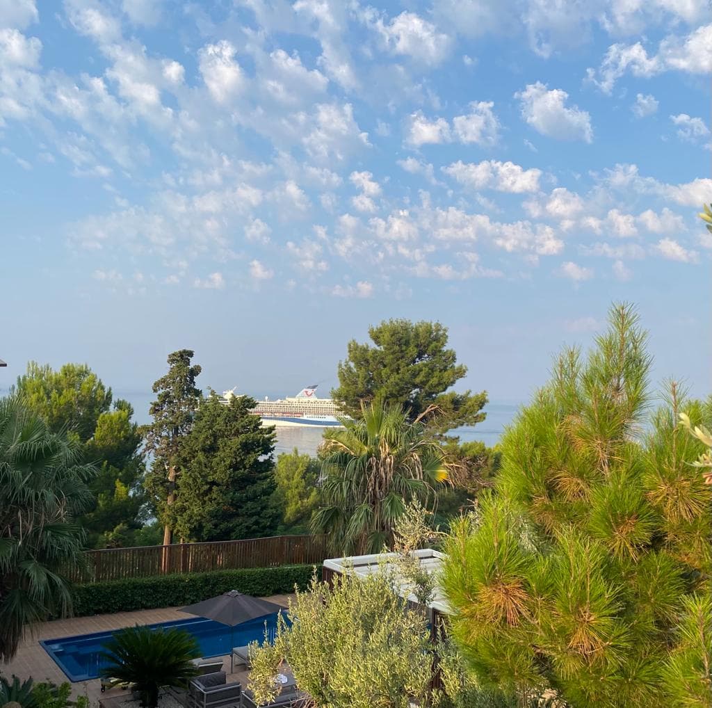 Villa with 3 separate apartments – ideal investment opportunity