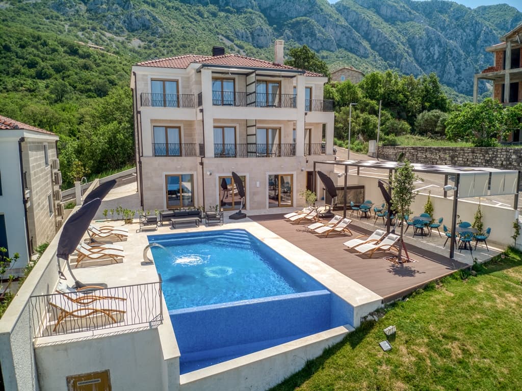Villa for sale in a luxury complex in Blizikuce