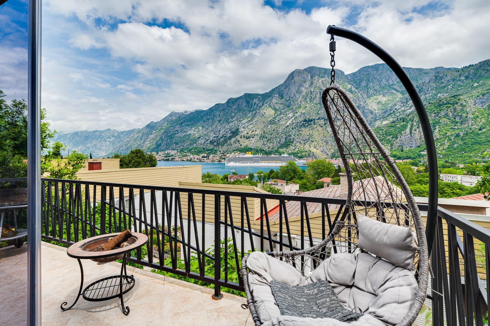 A renovated 4-bedroom, 120 m² house with views of Kotor Old Town