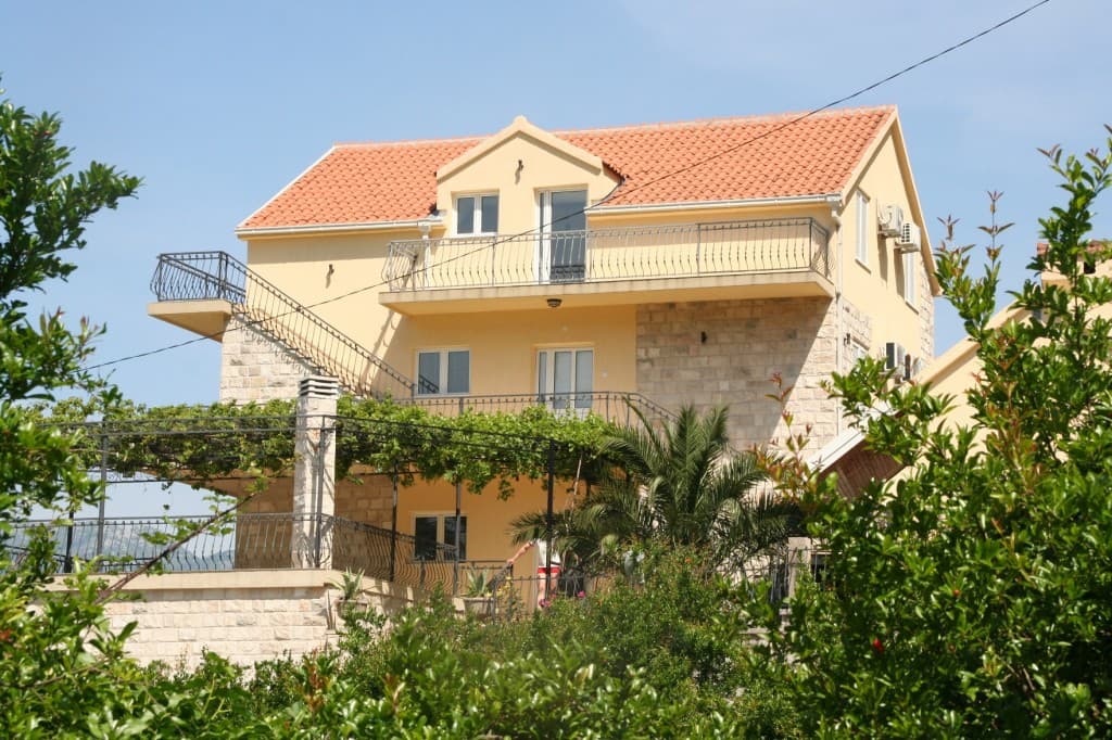 House in with pool in Dobrota