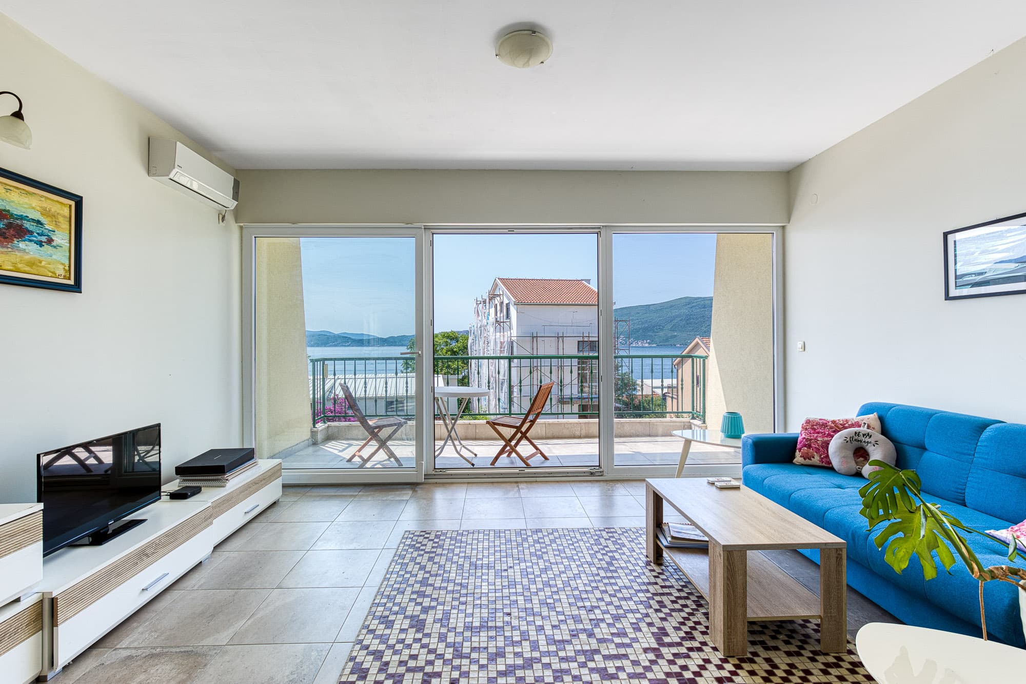 Apartment with Sea View, Bijela