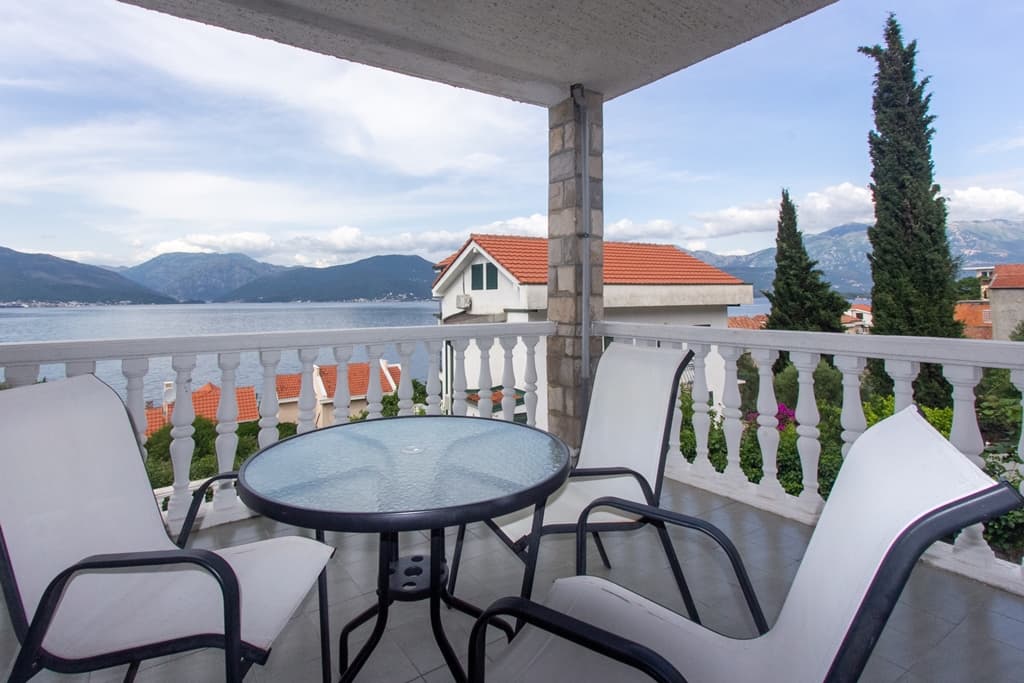 House in the picturesque area of Krasici, ideal for comfortable living and relaxation